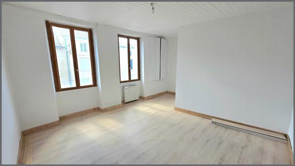 Immeuble sur deux niveaux comprenant studio et T2 Pour 76 m² habitables