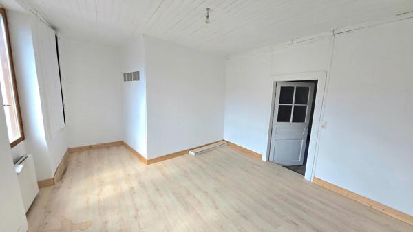 Immeuble sur deux niveaux comprenant studio et T2 Pour 76 m² habitables