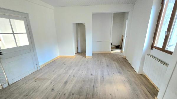 Immeuble sur deux niveaux comprenant studio et T2 Pour 76 m² habitables
