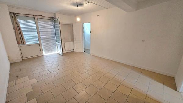 Immeuble sur deux niveaux comprenant studio et T2 Pour 76 m² habitables