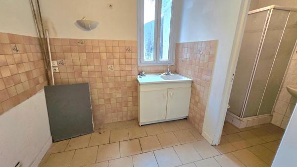 Immeuble sur deux niveaux comprenant studio et T2 Pour 76 m² habitables