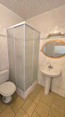 Immeuble sur deux niveaux comprenant studio et T2 Pour 76 m² habitables