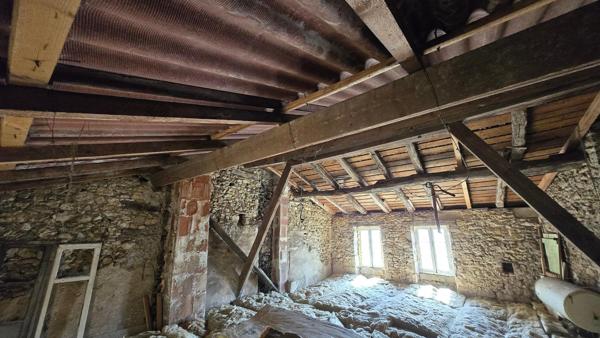 Immeuble sur deux niveaux comprenant studio et T2 Pour 76 m² habitables