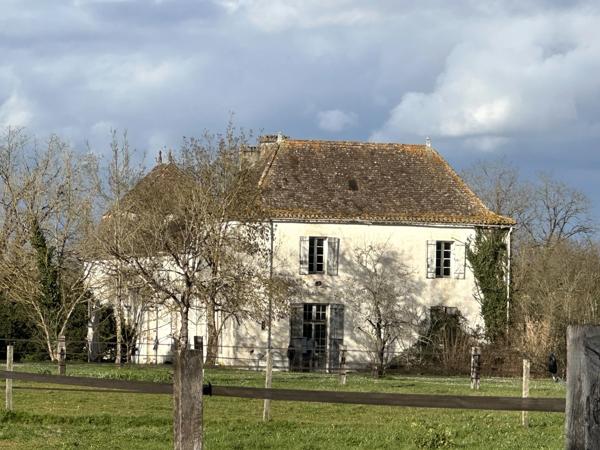 Superbe propriété équestre avec Maison de Maître, deux annexes, trois écuries, au milieu de 25ha de terres, entre Bordeaux et Bergerac.