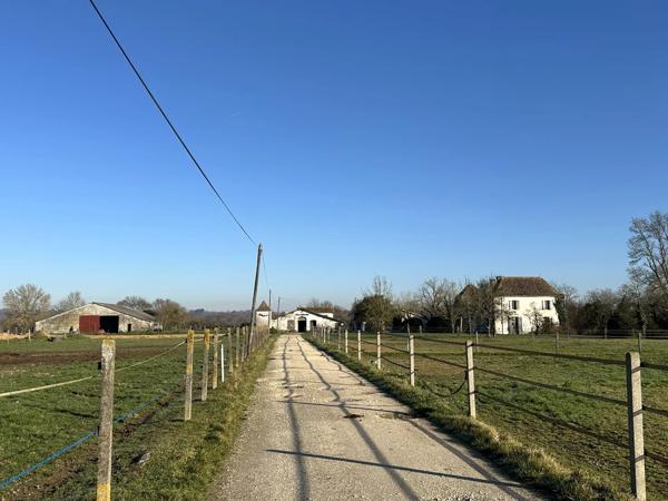 Superbe propriété équestre avec Maison de Maître, deux annexes, trois écuries, au milieu de 25ha de terres, entre Bordeaux et Bergerac.