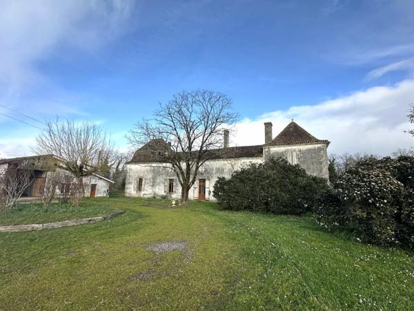 Superbe propriété équestre avec Maison de Maître, deux annexes, trois écuries, au milieu de 25ha de terres, entre Bordeaux et Bergerac.