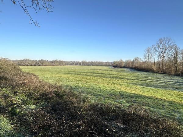 Superbe propriété équestre avec Maison de Maître, deux annexes, trois écuries, au milieu de 25ha de terres, entre Bordeaux et Bergerac.