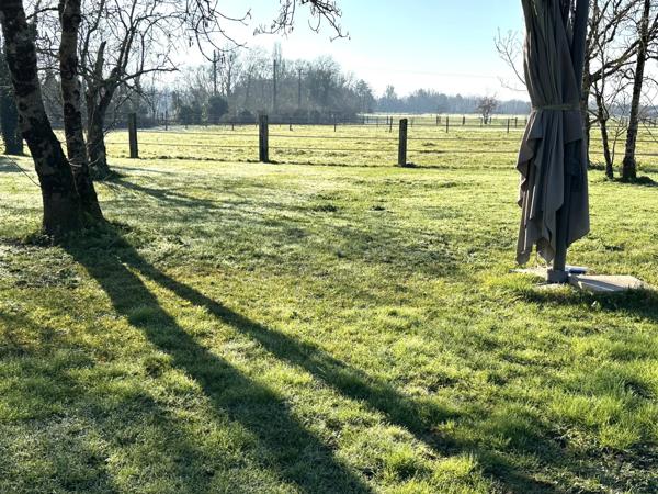Superbe propriété équestre avec Maison de Maître, deux annexes, trois écuries, au milieu de 25ha de terres, entre Bordeaux et Bergerac.