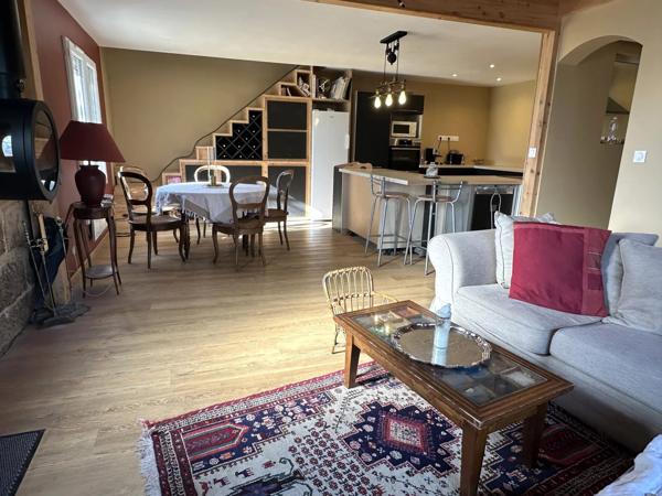Superbe propriété équestre avec Maison de Maître, deux annexes, trois écuries, au milieu de 25ha de terres, entre Bordeaux et Bergerac.