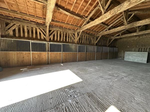 Superbe propriété équestre avec Maison de Maître, deux annexes, trois écuries, au milieu de 25ha de terres, entre Bordeaux et Bergerac.