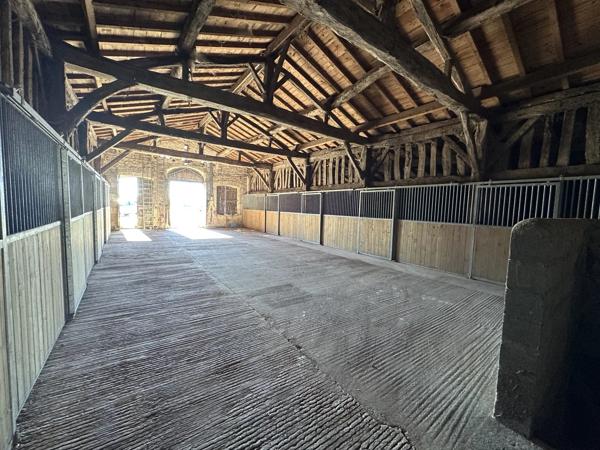 Superbe propriété équestre avec Maison de Maître, deux annexes, trois écuries, au milieu de 25ha de terres, entre Bordeaux et Bergerac.