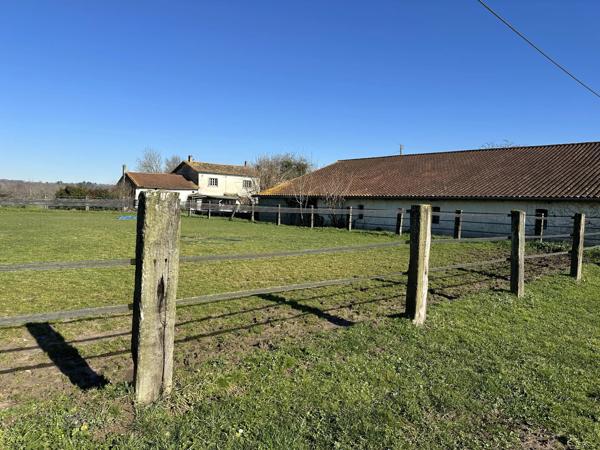 Superbe propriété équestre avec Maison de Maître, deux annexes, trois écuries, au milieu de 25ha de terres, entre Bordeaux et Bergerac.