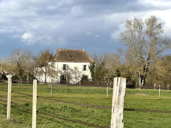 Superbe propriété équestre avec Maison de Maître, deux annexes, trois écuries, au milieu de 25ha de terres, entre Bordeaux et Bergerac.
