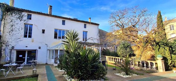 Grande maison de ville en pierre, emplacement privilégié offrant un fantastique potentiel pour une chambre d'hôtes