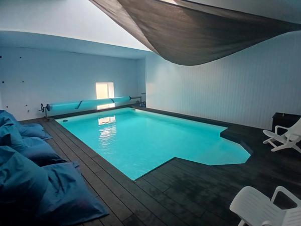 Grande maison de ville en pierre, emplacement privilégié offrant un fantastique potentiel pour une chambre d'hôtes