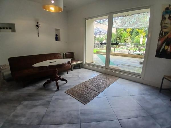 Grande maison de ville en pierre, emplacement privilégié offrant un fantastique potentiel pour une chambre d'hôtes