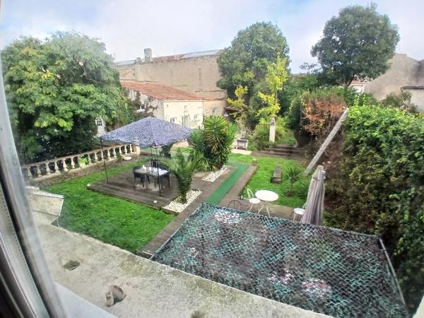Grande maison de ville en pierre, emplacement privilégié offrant un fantastique potentiel pour une chambre d'hôtes