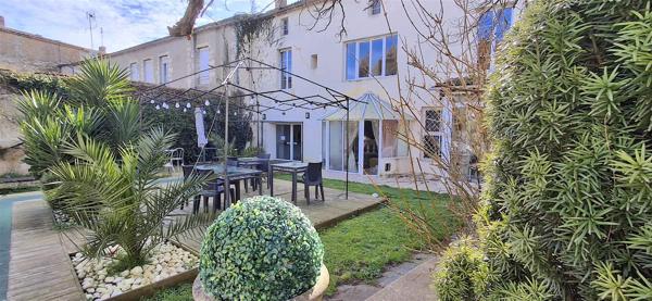 Grande maison de ville en pierre, emplacement privilégié offrant un fantastique potentiel pour une chambre d'hôtes