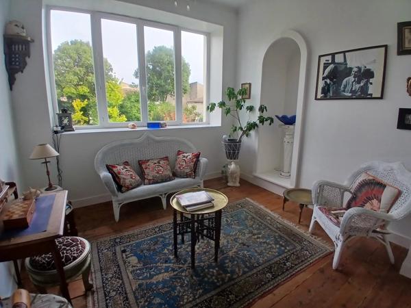 Grande maison de ville en pierre, emplacement privilégié offrant un fantastique potentiel pour une chambre d'hôtes