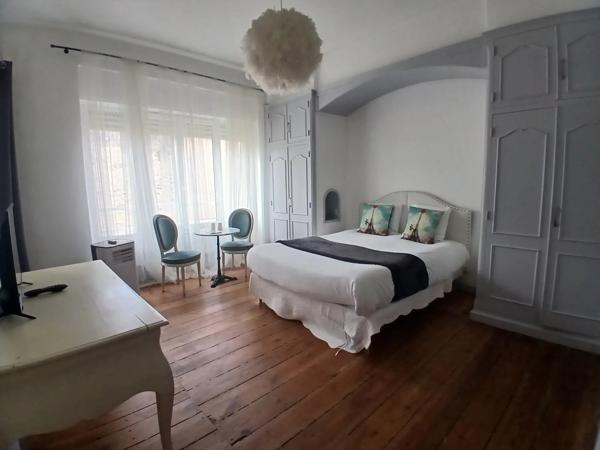 Grande maison de ville en pierre, emplacement privilégié offrant un fantastique potentiel pour une chambre d'hôtes