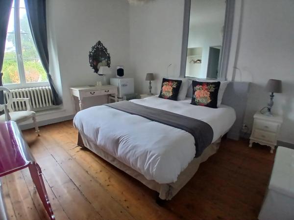 Grande maison de ville en pierre, emplacement privilégié offrant un fantastique potentiel pour une chambre d'hôtes