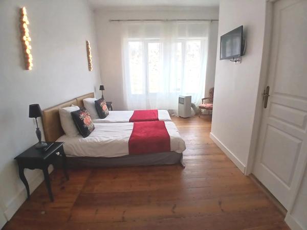 Grande maison de ville en pierre, emplacement privilégié offrant un fantastique potentiel pour une chambre d'hôtes