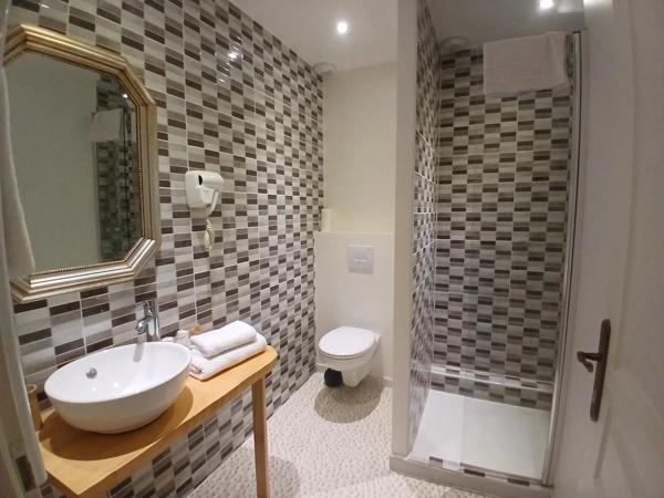 Grande maison de ville en pierre, emplacement privilégié offrant un fantastique potentiel pour une chambre d'hôtes
