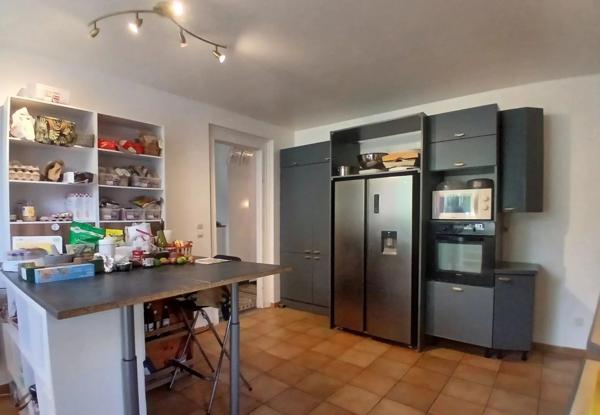 Grande maison de ville en pierre, emplacement privilégié offrant un fantastique potentiel pour une chambre d'hôtes