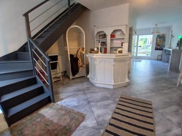 Grande maison de ville en pierre, emplacement privilégié offrant un fantastique potentiel pour une chambre d'hôtes