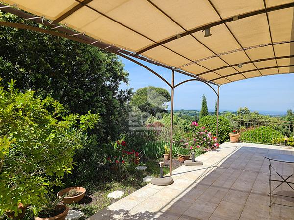 Villa avec piscine et vue panoramique