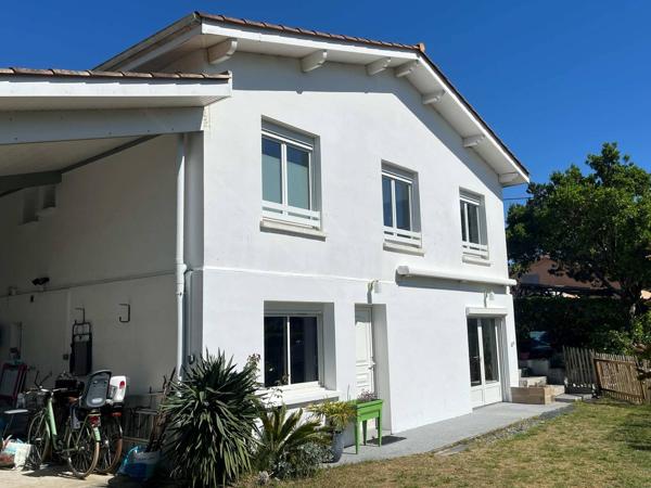 Maison composée de deux appartements idéalement située. Son emplacement stratégique alliant calme résidentiel et proximité des plages et commodités en fait un bien rare sur le secteur.