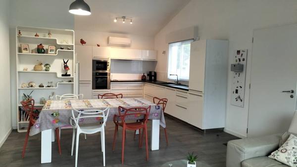 Maison composée de deux appartements idéalement située. Son emplacement stratégique alliant calme résidentiel et proximité des plages et commodités en fait un bien rare sur le secteur.