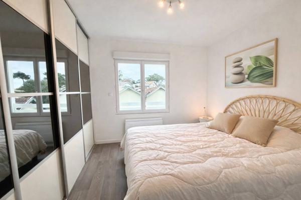 Maison composée de deux appartements idéalement située. Son emplacement stratégique alliant calme résidentiel et proximité des plages et commodités en fait un bien rare sur le secteur.
