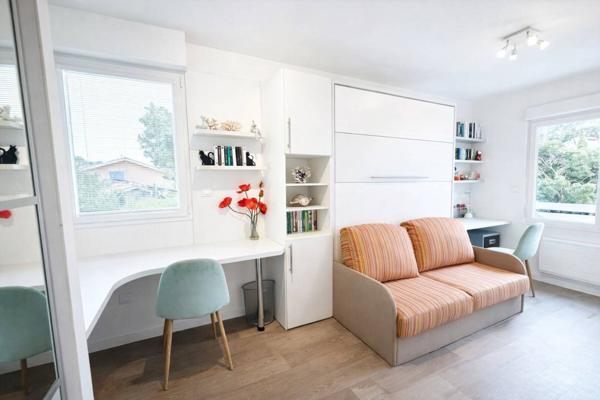 Maison composée de deux appartements idéalement située. Son emplacement stratégique alliant calme résidentiel et proximité des plages et commodités en fait un bien rare sur le secteur.