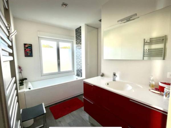 Maison composée de deux appartements idéalement située. Son emplacement stratégique alliant calme résidentiel et proximité des plages et commodités en fait un bien rare sur le secteur.