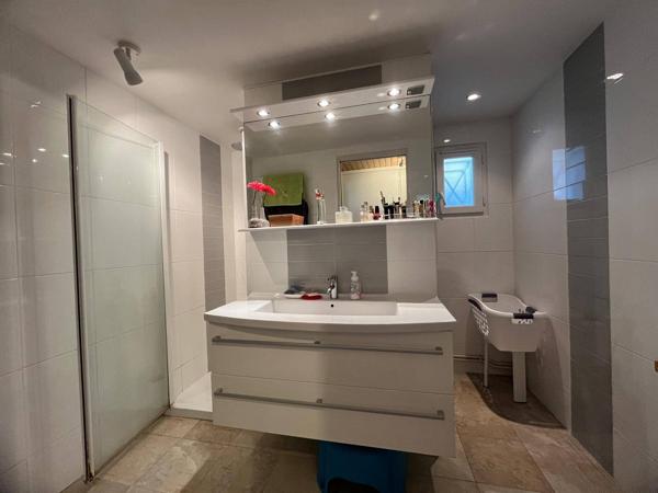 Maison composée de deux appartements idéalement située. Son emplacement stratégique alliant calme résidentiel et proximité des plages et commodités en fait un bien rare sur le secteur.