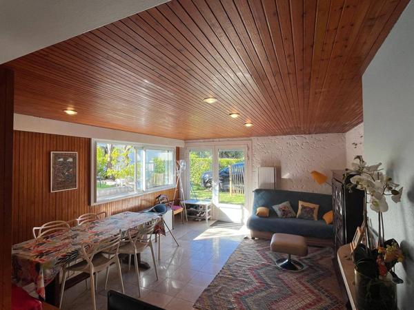 Maison composée de deux appartements idéalement située. Son emplacement stratégique alliant calme résidentiel et proximité des plages et commodités en fait un bien rare sur le secteur.