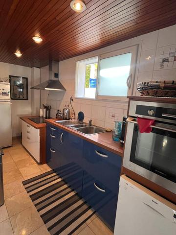 Maison composée de deux appartements idéalement située. Son emplacement stratégique alliant calme résidentiel et proximité des plages et commodités en fait un bien rare sur le secteur.