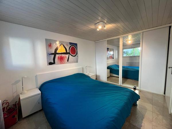 Maison composée de deux appartements idéalement située. Son emplacement stratégique alliant calme résidentiel et proximité des plages et commodités en fait un bien rare sur le secteur.