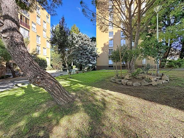 À vendre : Appartement 4 pièces avec vue dégagée à Marseille 13013  - Les Olives place de parking privée, cave