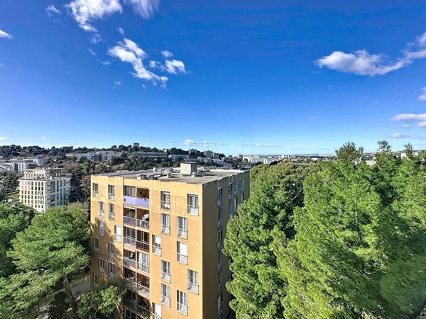 À vendre : Appartement 4 pièces avec vue dégagée à Marseille 13013  - Les Olives place de parking privée, cave