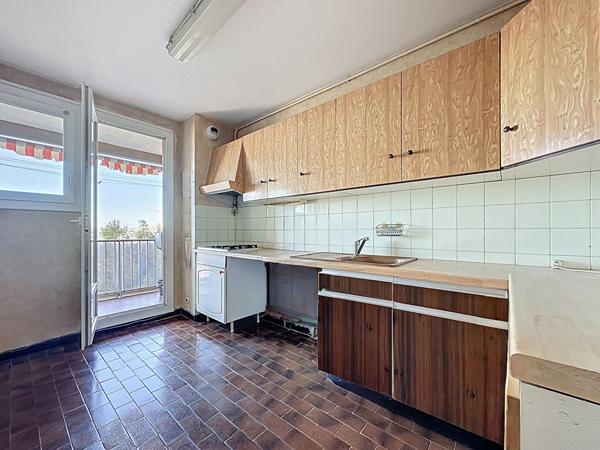 À vendre : Appartement 4 pièces avec vue dégagée à Marseille 13013  - Les Olives place de parking privée, cave
