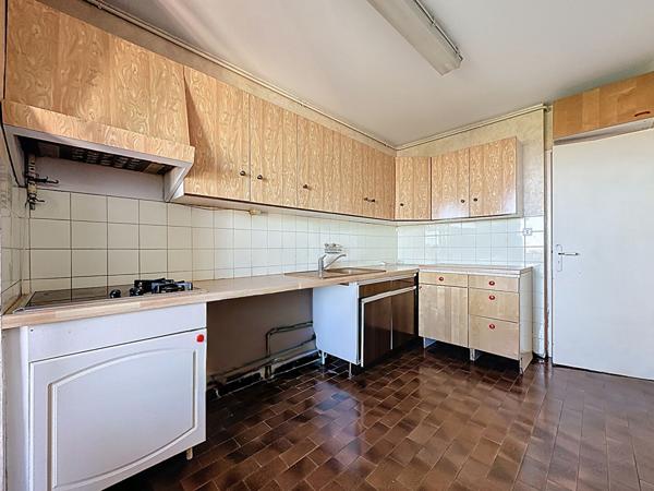 À vendre : Appartement 4 pièces avec vue dégagée à Marseille 13013  - Les Olives place de parking privée, cave