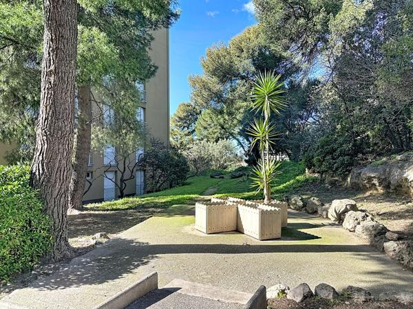 À vendre : Appartement 4 pièces avec vue dégagée à Marseille 13013  - Les Olives place de parking privée, cave