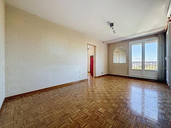 À vendre : Appartement 4 pièces avec vue dégagée à Marseille 13013  - Les Olives place de parking privée, cave