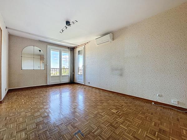À vendre : Appartement 4 pièces avec vue dégagée à Marseille 13013  - Les Olives place de parking privée, cave
