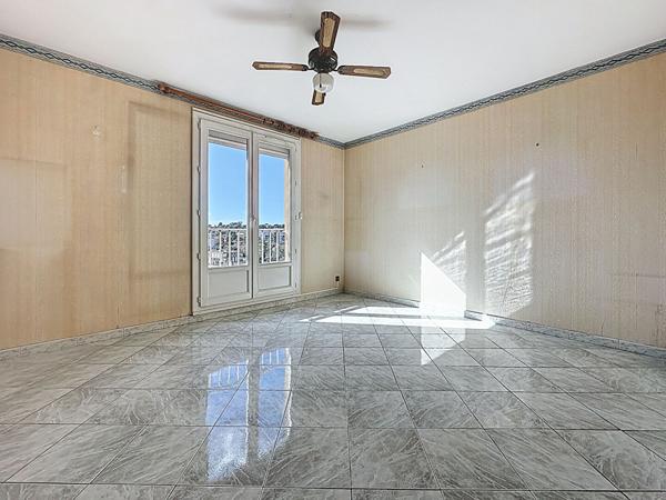 À vendre : Appartement 4 pièces avec vue dégagée à Marseille 13013  - Les Olives place de parking privée, cave