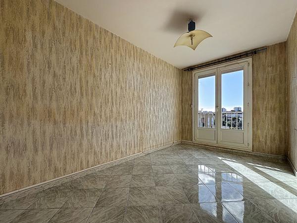 À vendre : Appartement 4 pièces avec vue dégagée à Marseille 13013  - Les Olives place de parking privée, cave