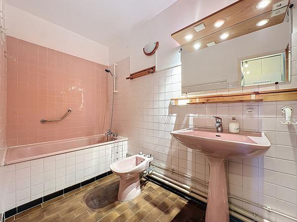 À vendre : Appartement 4 pièces avec vue dégagée à Marseille 13013  - Les Olives place de parking privée, cave