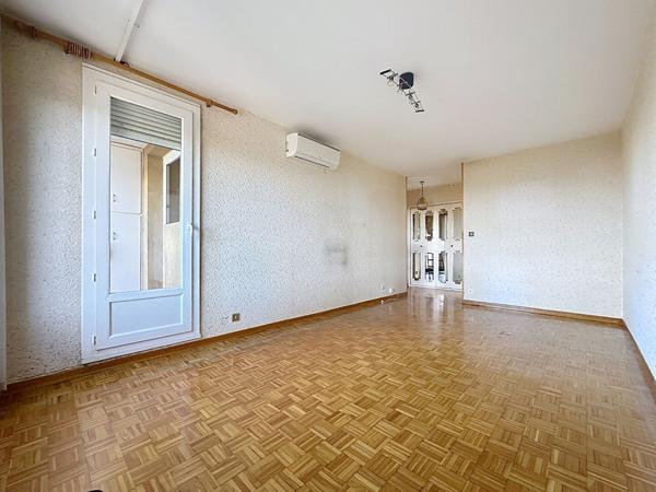 À vendre : Appartement 4 pièces avec vue dégagée à Marseille 13013  - Les Olives place de parking privée, cave